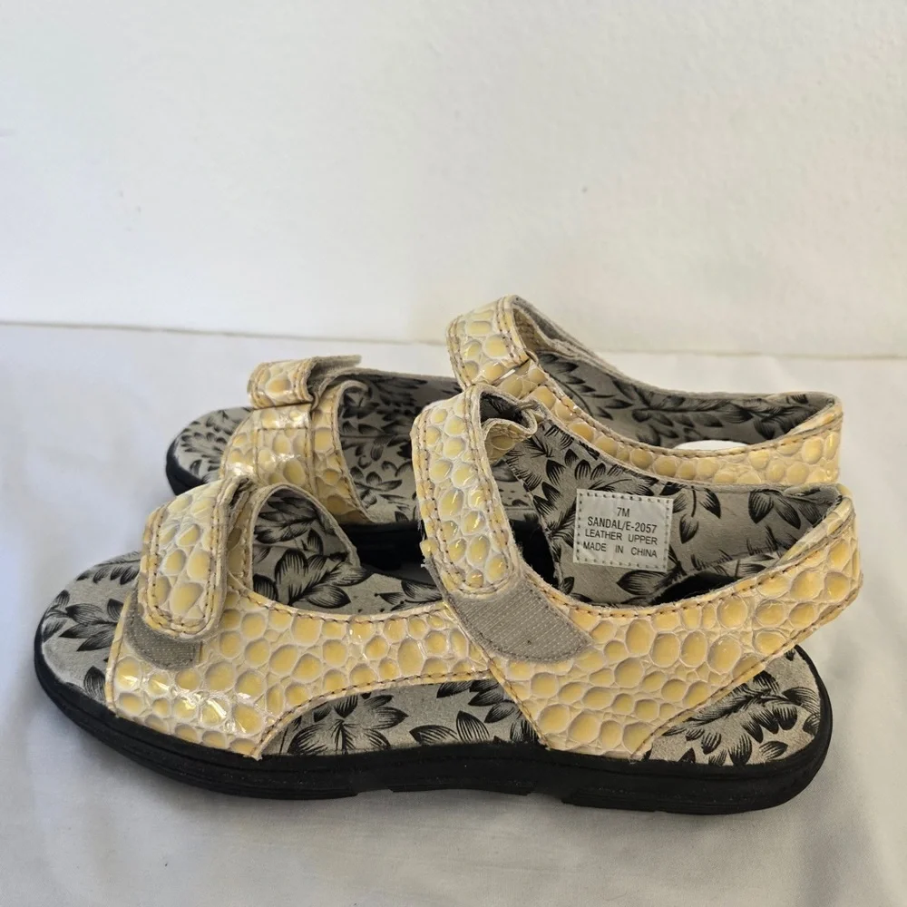 Goldstream Pebbled Leather Walking Sandals | Yellow | Comfort Fit | Size 7M - Picture 8 of 10